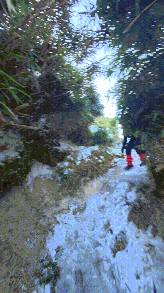 当時歩いた雪と凍結が残る登山道