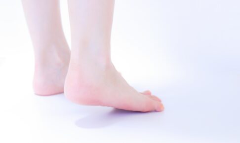 かかとを持ち上げた足元のイメージ